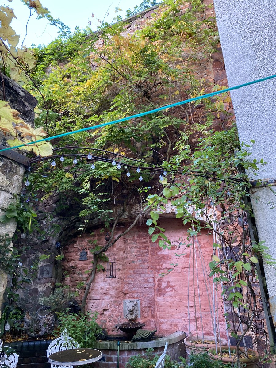 barbaradunning1's tweet photo. #wallsonwednesday rubble stone wall,brick infill with lime wash #haddonstone lion fountain https://t.co/cDQoqck6zh