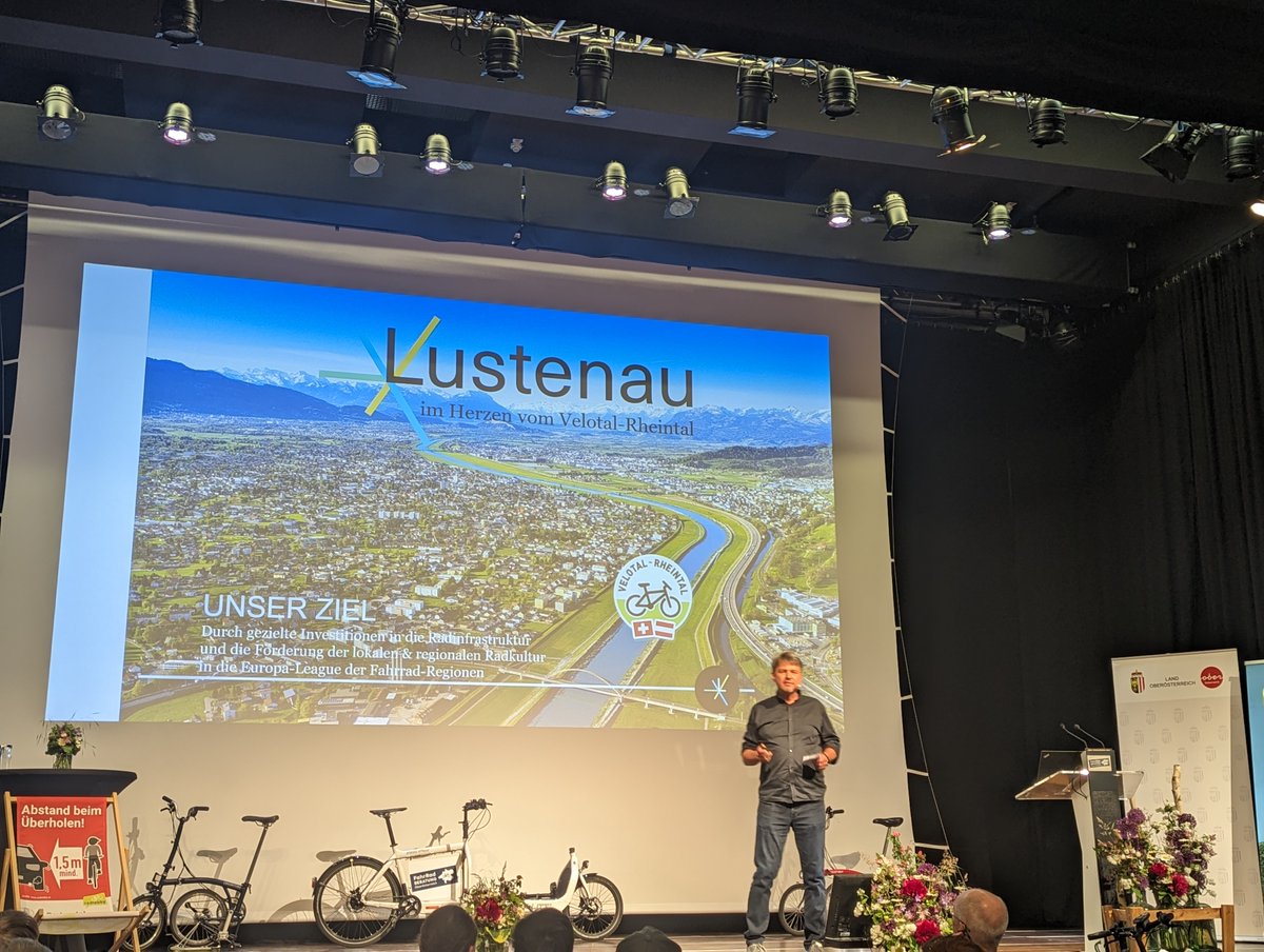 @FischerKurt, Bürgermeister von Lustenau in #Vorarlberg: 'Wir brauchen wieder Utopien!'
Begeisternder Vortrag, der viele, viele umgesetzte Best Practices zeigt. Wow.
'Von den Mutigen lernen und den Besten!'
#Radvernetzungstreffen #Linz
#Velotal #Rheintal #mobilitätswende #fahrrad