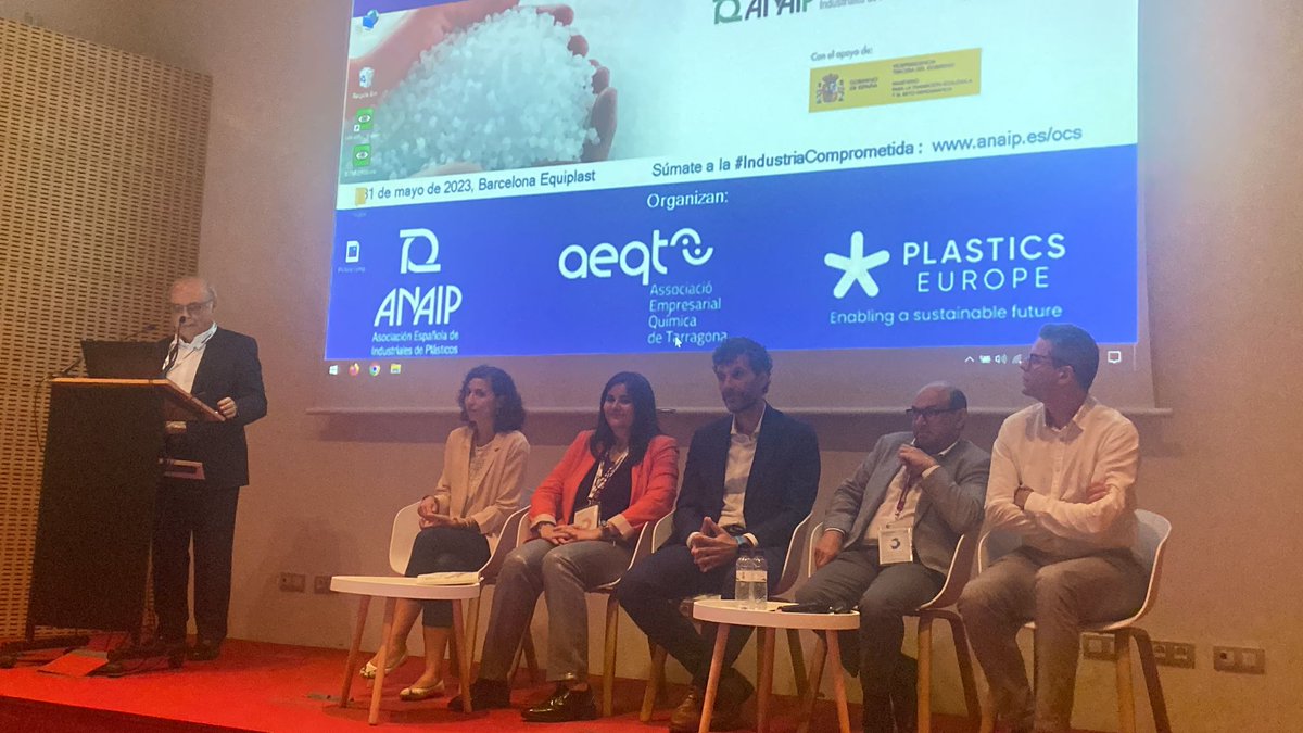 PlasticsEuropES's tweet image. 🔚Cierra la Jornada en #Equiplast2023 el Director General de @ANAIP_es, Luis Cediel: “este es un compromiso que debe adquirir toda la cadena de valor y de suministro de los plásticos, para alcanzar el objetivo y generar confianza en el sector” #ProgramaOCS #IndustriaComprometida