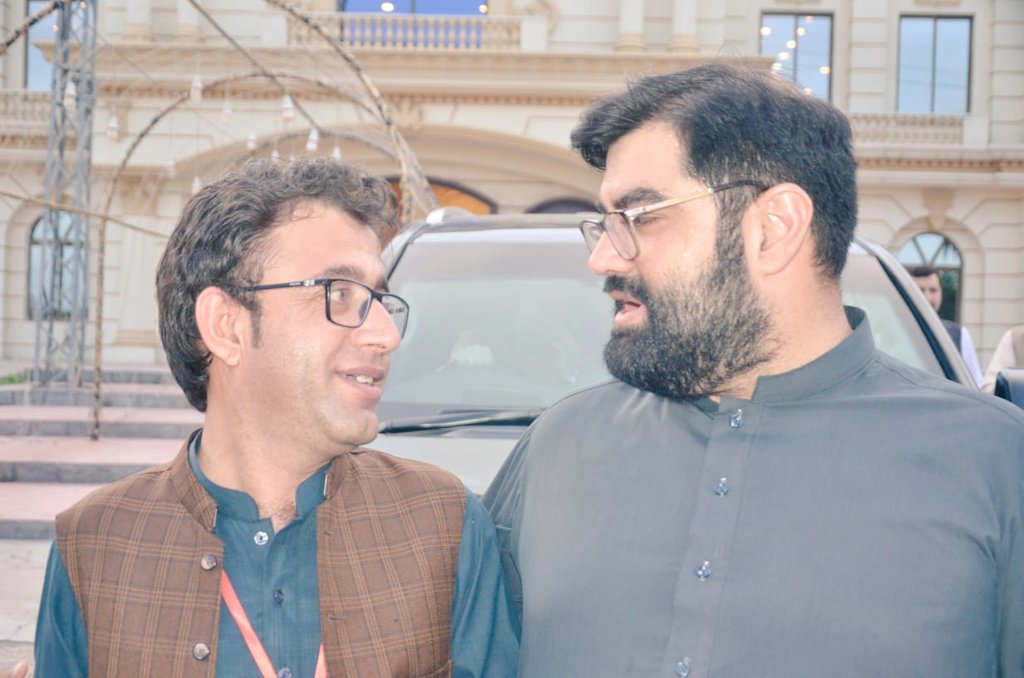 khanzamankakar's tweet photo. څنګه خواږه خواږه راګورې
لمن دې نيسه چې زړګی درواچومه
#AimalWaliKhan #ANP https://t.co/ReNlEgJRrx