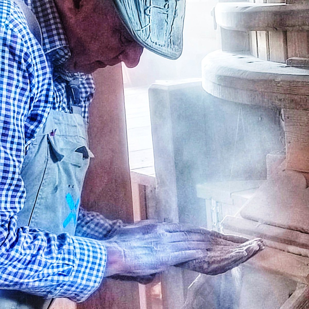 De molenaar keurt het tot meel vermalen graan.