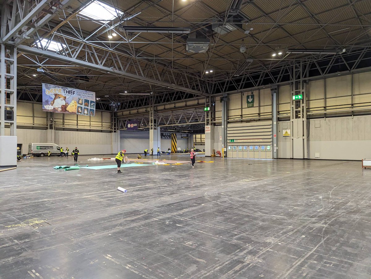 Final prep for the show is going on... the team is so excited!🙌🧙‍♂️🎟️