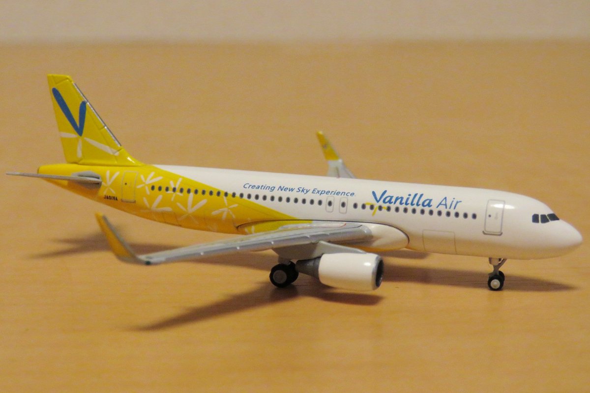 Ansett14's tweet photo. 1/2　Peachとの合併により消滅してしまいましたが、その後復刻塗装で一時期復活して飛んでいましたね😊

#191　CROSSWING　1/500

No.JW50001
バニラエア - Vanilla Air [JW/VNL]
Airbus A320 (JA01VA)

クロスウイングオリジナル

#クロスウイング #CROSSWING 
#1/500 https://t.co/0HsgKW72Gg