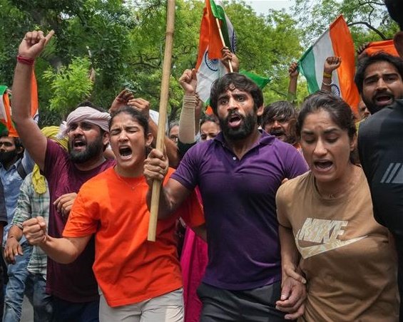 Remember the world is watching !
International Wrestling Federation has warned that an impartial investigation should be conducted for #WrestlersProtest and added that India will be suspended if the federation does not hold elections within 45 days against BJP MP #BJPFailsIndia