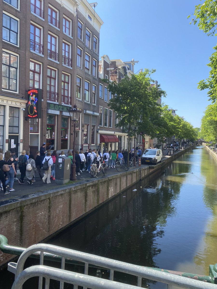 Groepen zijn zoooo groot. Oh ja is #schoolreisje? Waarom #hoerenkijken op de #wallen? Klonken Duits dus dat is lekker #sekswerkers uitlachen?! Vette Pret!  Ik ziet het als #tour en verboden daar! #handhaving #amsterdamlife #pretpark