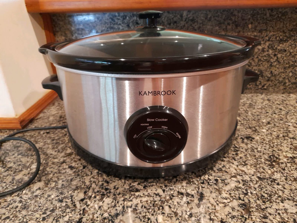 AHarkness's tweet photo. Pic 1: what the front of a Kambrook KSC100 slow cooker should look like
Pic 2: my KSC100 after I left it too close to a pot of boiling pasta on the gas stovetop
Both veggie stock and pasta survived the incident. Not so KSC100.
#KSC100 - you served us well. RIP https://t.co/U1jozevYi6