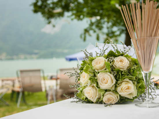 Plan a romantic lakeside wedding in Michigan and create unforgettable memories with your loved ones with these ideas! 🌅🌊 #weddingshoppemi #LakesideWedding #MichiganWedding theweddingshoppe.net/romantic-lakes…