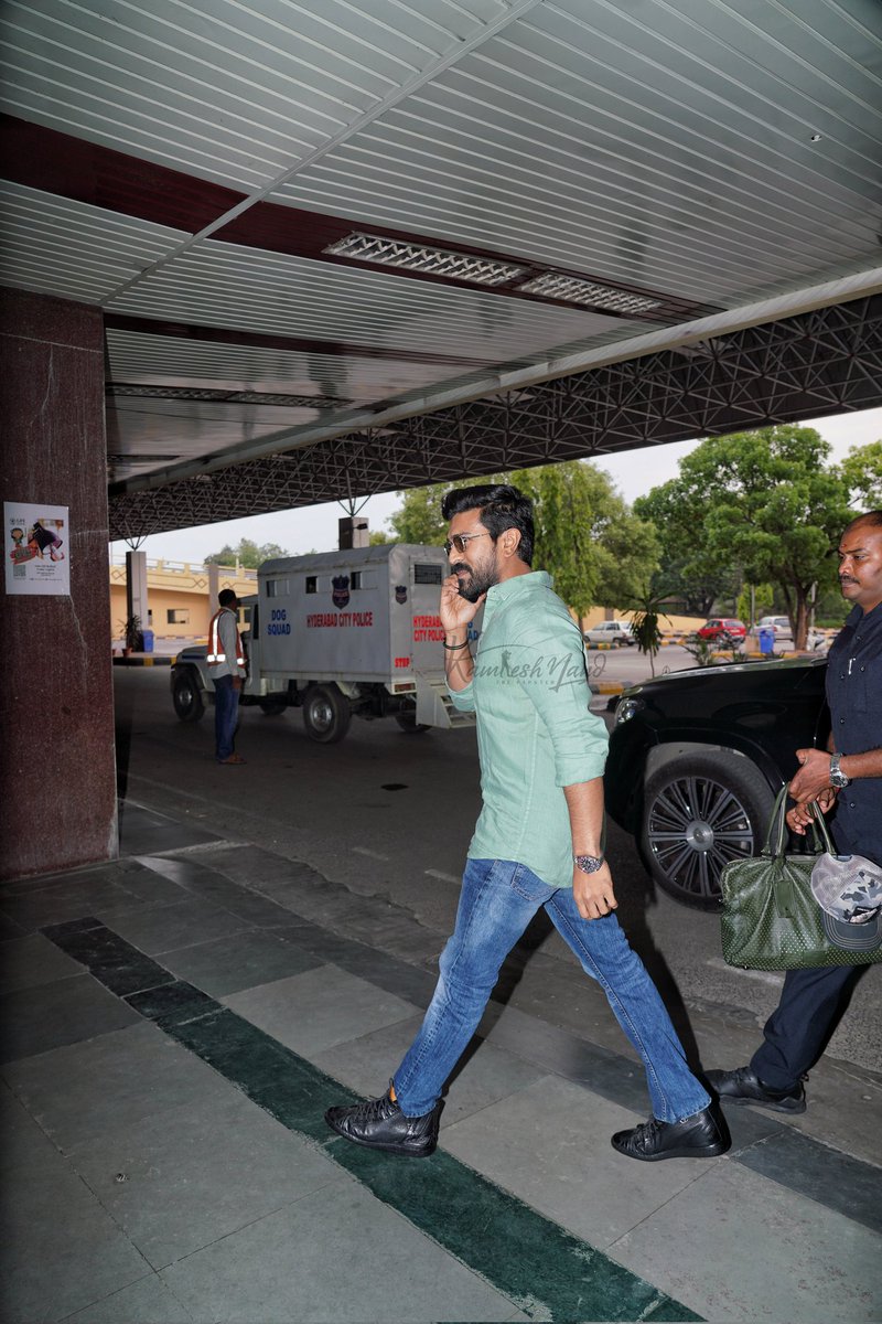 SIMBHA LATEST CLICKS 📸✨🥳

Man Of Masses @AlwaysRamCharan Papped at Begumpet Airport Off to ✈️ MUMBAI 🔥🔥

BUSY IN PHONECALL 🧐📞

#GameChanger #ManOfMassesRamCharan