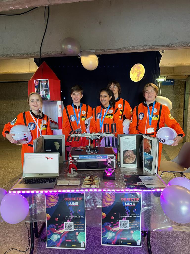 CourseEnCours's tweet photo. La compétition reprend de plus belle cet après-midi ! 🔥
Derniers tests techniques, dernières soutenances avant la course 🏁
La tension monte désormais d’un grand pour les équipes, dans quelques heures le grand vainqueur #CourseEnCours sera désigné. https://t.co/ZvIaZAZiH2