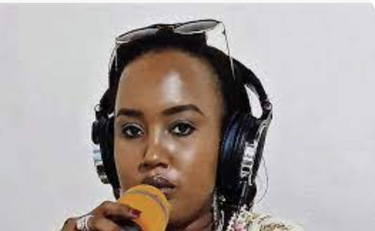 AntoineKaburahe's tweet photo. Depuis quelques jours, la santé de la journaliste Floriane Irangabiye, qui souffre d’asthme sévère, s’est détériorée. Selon des sources proches de sa famille, son traitement ne répond plus à cause de l’humidité de la prison. Floriane Irangabiye a été condamnée à 10 ans de prison pour « atteinte à la sécurité de l’Etat. Détenue dans des conditions très strictes à Muyinga, à 300 km de sa famille, elle n’a pas droit aux soins.
@NtareHouse ,@RSF_fr , @pressfreedom , @UNHumanRights ; @AmnestyEARO , @IFEX , @IFJGlobal