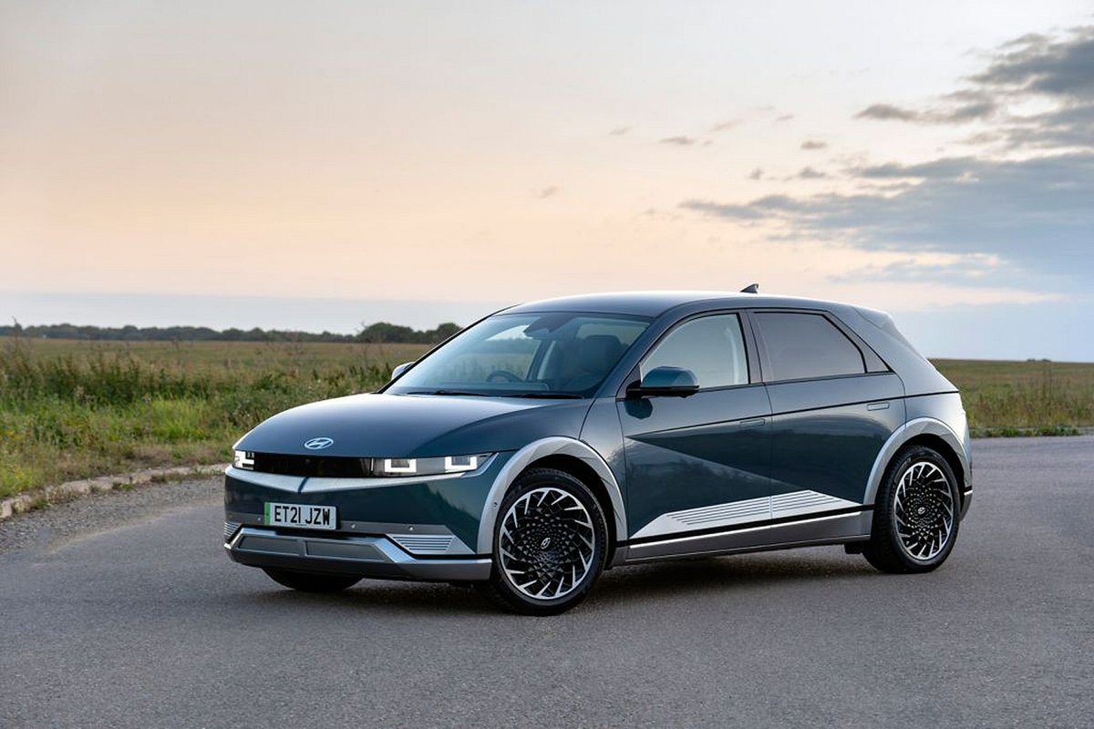 🚗 Exciting news! We've got the incredible Hyundai Ioniq 5 in stock and ready to drive into the future! 
Click this link to order yours today! 
fultonleasing.co.uk/car-leasing/hy… 🌍💫 #Ioniq5 #ElectricDreams #GetBehindTheWheel