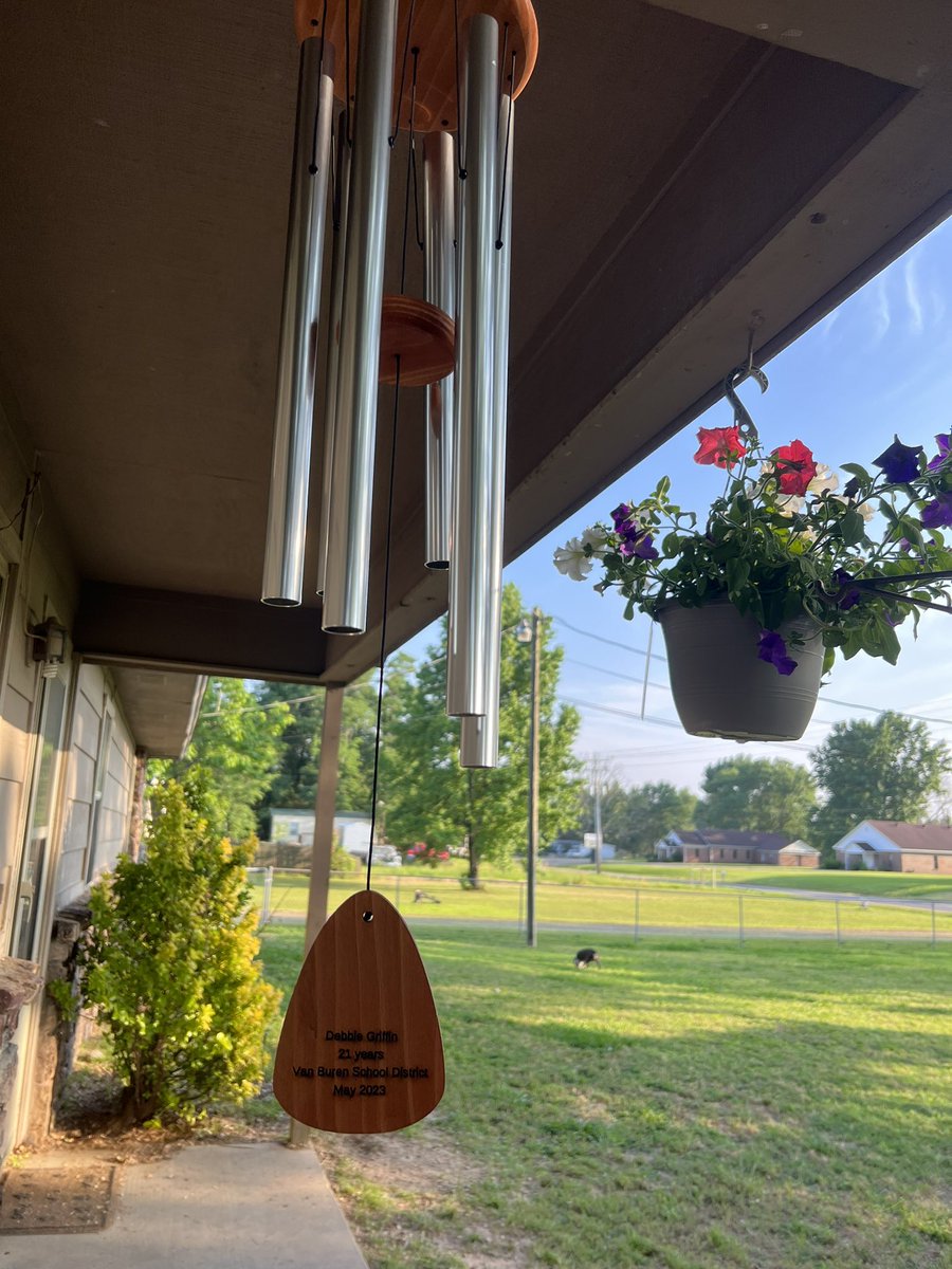 dgnbct09_debbie's tweet photo. Thank you @DrJVanBuren @Sumby3 and Karen Allen for surprising me at school to present my Retirement Chimes. They look and sound great on my porch!  Thank you @VBSDPointers for 21 years now on to new adventures. https://t.co/9xhxh8mU8X