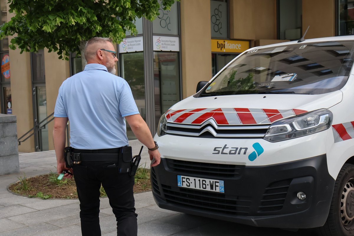 keolisgrdncy's tweet photo. #AgentStan
Zoom sur Stéphane, Agent d'Intervention👨🎙️
Il contribue à la sécurisation de la clientèle, du personnel et du matériel en effectuant une surveillance active du réseau et en intervenant en cas d’incident impactant le bon fonctionnement du réseau. https://t.co/CAOB4ThvUz
