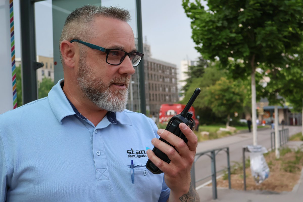 keolisgrdncy's tweet photo. #AgentStan
Zoom sur Stéphane, Agent d'Intervention👨🎙️
Il contribue à la sécurisation de la clientèle, du personnel et du matériel en effectuant une surveillance active du réseau et en intervenant en cas d’incident impactant le bon fonctionnement du réseau. https://t.co/CAOB4ThvUz
