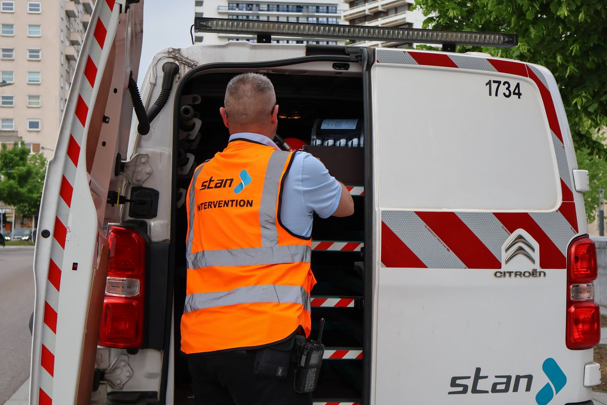 keolisgrdncy's tweet photo. #AgentStan
Zoom sur Stéphane, Agent d'Intervention👨🎙️
Il contribue à la sécurisation de la clientèle, du personnel et du matériel en effectuant une surveillance active du réseau et en intervenant en cas d’incident impactant le bon fonctionnement du réseau. https://t.co/CAOB4ThvUz