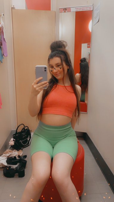 Should I get this outfit? https://t.co/xcua8gHMaM