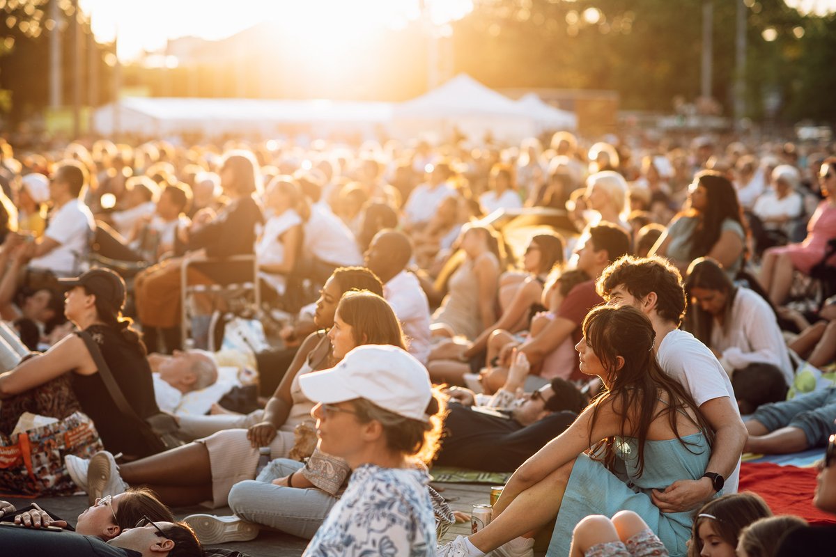 <a href="/zurich_ch/">Zurich Versicherung Schweiz</a> <a href="/VisitZurich/">Zürich Tourism</a> <a href="/Zurich/">Zurich Insurance</a> <a href="/juliefuchssop/">Julie Fuchs</a> Am Vorabend zu #operfüralleZH, Fr 16 Jun 2023, ab 17:30, verwandelt sich der Sechseläutenplatz dieses Jahr erstmals in ein Open-Air-#Kino: Bei einer Langen Filmnacht werden die Hollywoodfilme #FlorenceFosterJenkins und #LaLaLand gezeigt. Eintritt frei! opernhaus.ch/spielplan/kale…