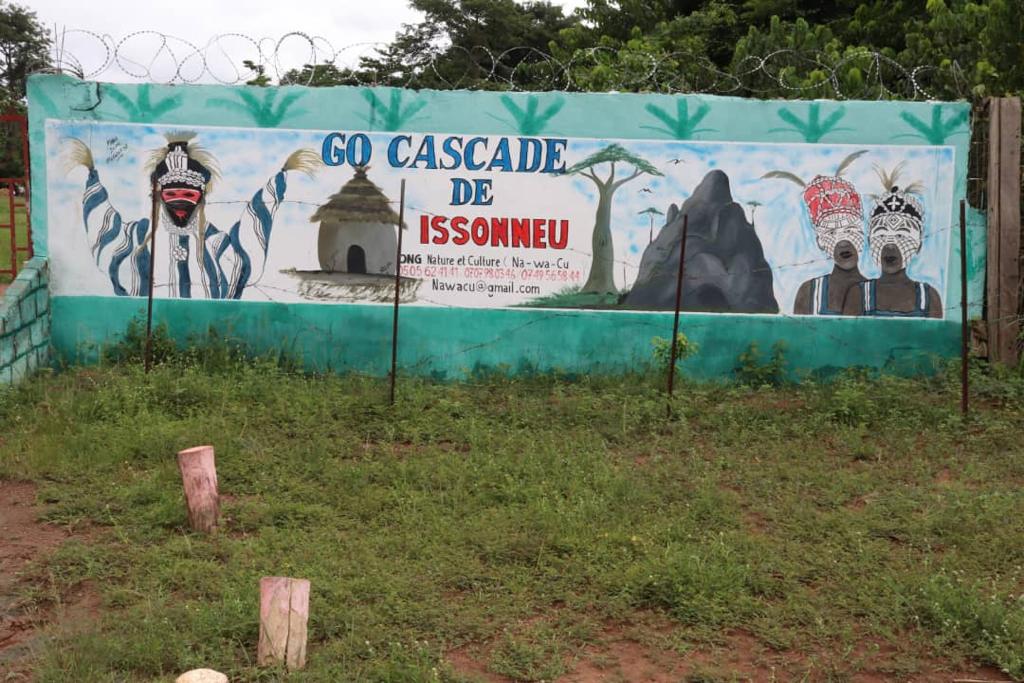 ujdmMan's tweet photo. Ce samedi 20 Mai 2023, l'Union des Jeunes Dynamiques de Man (#UJDM) a organisé une activité ludique, à la #cascade naturelle de #Goba, avec les adolescents du Collège privé des Professeurs et les enfants du quartier... 1/3 https://t.co/wExprlepOV