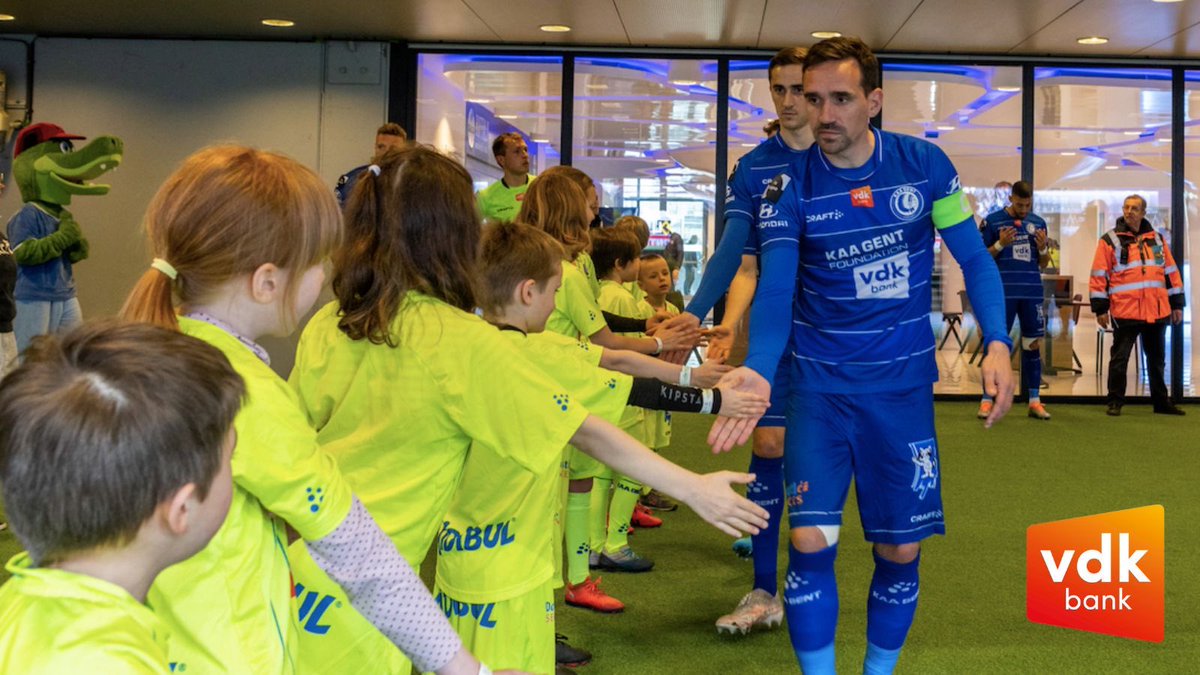 vdkbank's tweet photo. Na 35 jaar als trouwe hoofdsponsor van @KAAGent, zal onze samenwerking er in de toekomst anders uitzien. We blikken met enorme fierheid terug op de voorbije decennia en geven vol vertrouwen de fakkel door aan de nieuwe hoofdsponsor.
#vdkbank #kaagent #COBW 💙🤍 https://t.co/VYke1MoWWm