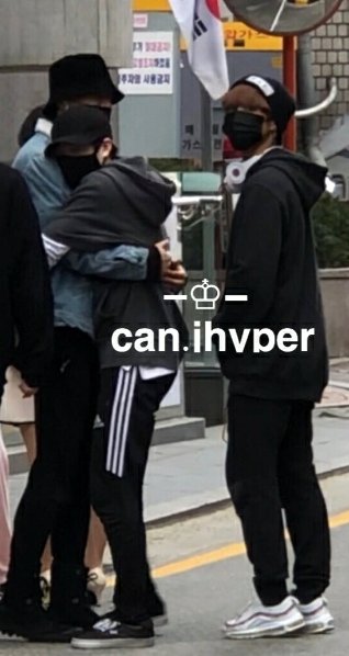 Bangchan look so tiny when he hug yaochen