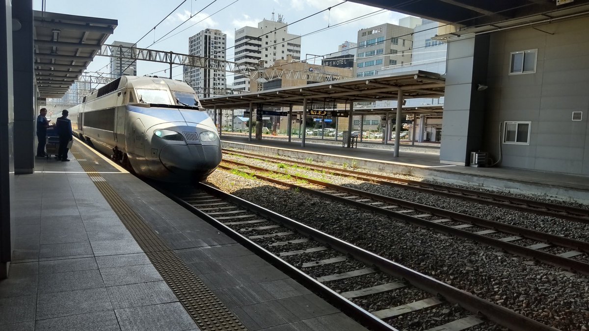 teraszyb's tweet photo. 韓国で出会った列車たち
#KTX
#ITXセマウル号
#ムグンファ号
#通勤列車 https://t.co/hNC4kbrke0