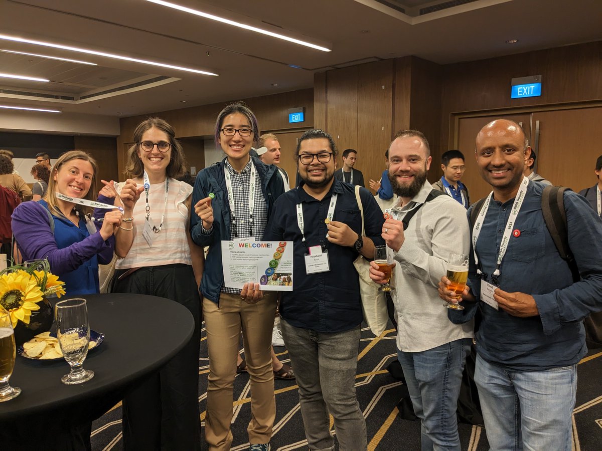 angelamyu's tweet photo. Having a blast meeting #RNA23 @jrRNAscientists!! We made an RNAbow with our buttons! @rawatravans @CoanMichela @TinaUroda https://t.co/7wRyF2yhm0