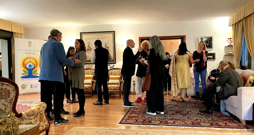 IndiainSpain's tweet photo. As a precursor to #InternationalYogaDay2023, Amb @DineshKPatnaik hosted a reception for prominent #Yoga influencers of Spain. There was a talk on the theme “Yoga and Wellbeing” followed by a brief #meditation session. The invitees also enjoyed some “Satvik” delicacies. https://t.co/ndarzfNrOI