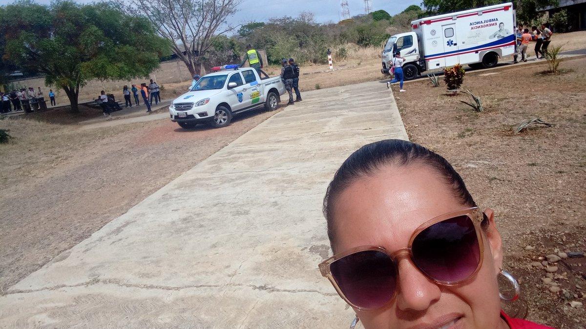 LenisMiranda1's tweet photo. Alerta sísmica. Simulacro realizado como medida de prevención en la UEN Willian Lara. Fundabit prestando apoyo. https://t.co/hdzvALjDml