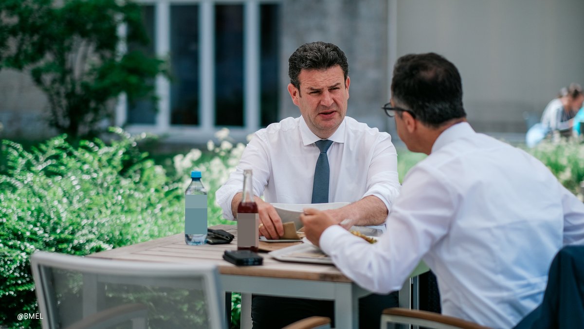 BMLEH_Bund's tweet photo. Mahlzeit! "Lass uns in der Kantine treffen" heißt es heute für die Bundesminister @hubertus_heil &amp; @cem_oezdemir:

Beim Mittagessen gehts u.a. um ein gutes, gesundes und nachhaltiges Angebot in der #Gemeinschaftsverpflegung. https://t.co/qvtRRfOIco