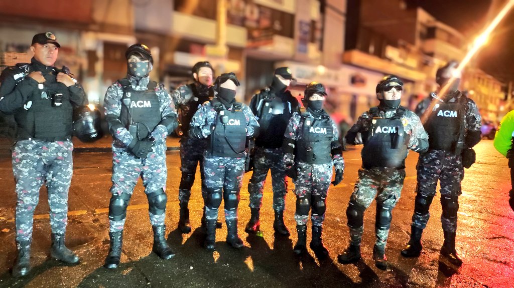 Mercados_Cuenca's tweet photo. Palabra cumplida 💪

La seguridad y control es nuestra prioridad,  bajo el liderazgo del Alcalde @czamoramatute se ejecutó esta madrugada un operativo interinstitucional en los exteriores del Circuito El Arenal.
#CuencaSeTransforma

@DiegoCedilloA
@PolmunicipalGC 
@PoliciaEcuador https://t.co/FAdHhvqOrW