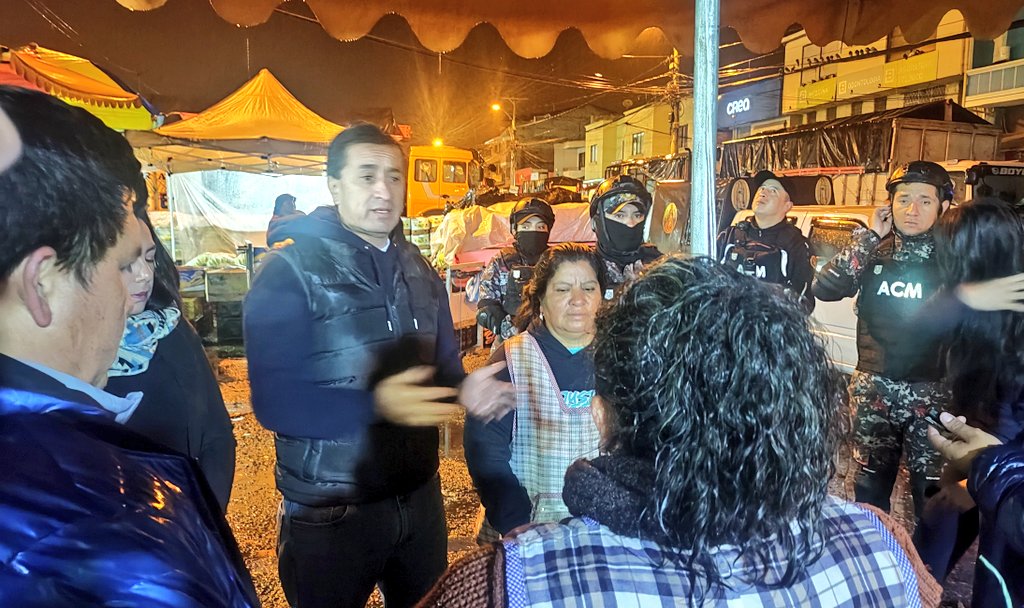 Mercados_Cuenca's tweet photo. Palabra cumplida 💪

La seguridad y control es nuestra prioridad,  bajo el liderazgo del Alcalde @czamoramatute se ejecutó esta madrugada un operativo interinstitucional en los exteriores del Circuito El Arenal.
#CuencaSeTransforma

@DiegoCedilloA
@PolmunicipalGC 
@PoliciaEcuador https://t.co/FAdHhvqOrW