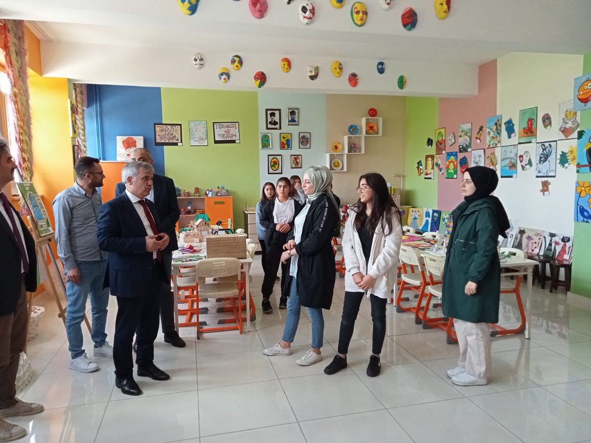 Okulumuz öğrencileri yıl boyunca yaptıkları eserleri sergilediler.Sayın Milli Eğitim Müdürümüz Abdurrahman Gazioğlu ve Şube Müdürlerimiz resim sergimizi ziyaret ettiler.
<a href="/karaloglu_murat/">Murat KARALOĞLU</a> 
<a href="/skaygusuz/">Salih Kaygusuz</a> 
<a href="/AGazioglu25/">Abdurrahman GAZİOĞLU</a> 
<a href="/Erzurum_Mem/">Erzurum İl Millî Eğitim Müdürlüğü</a> 
@askalemem