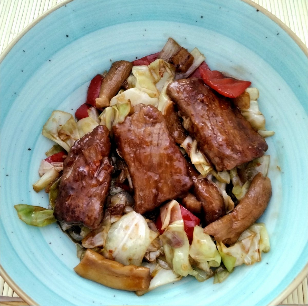 Low Carb: Spitzkohl, Rindfleisch, Paprika, Steinpilze