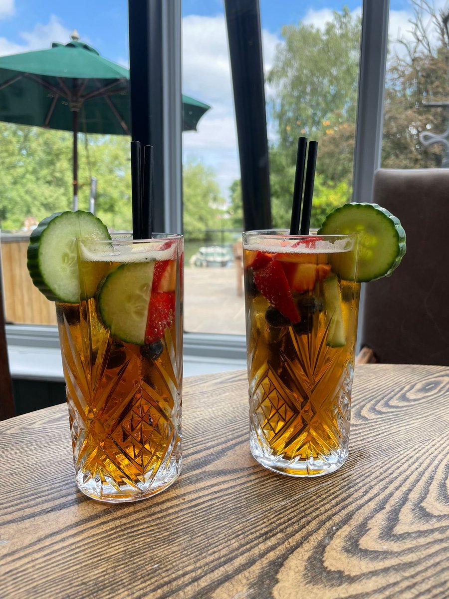 The taste of summer🌞🍓🥒🫐

@youngspubs 

#drinks #publife #drinkup #summerdrinks #fruityvibes