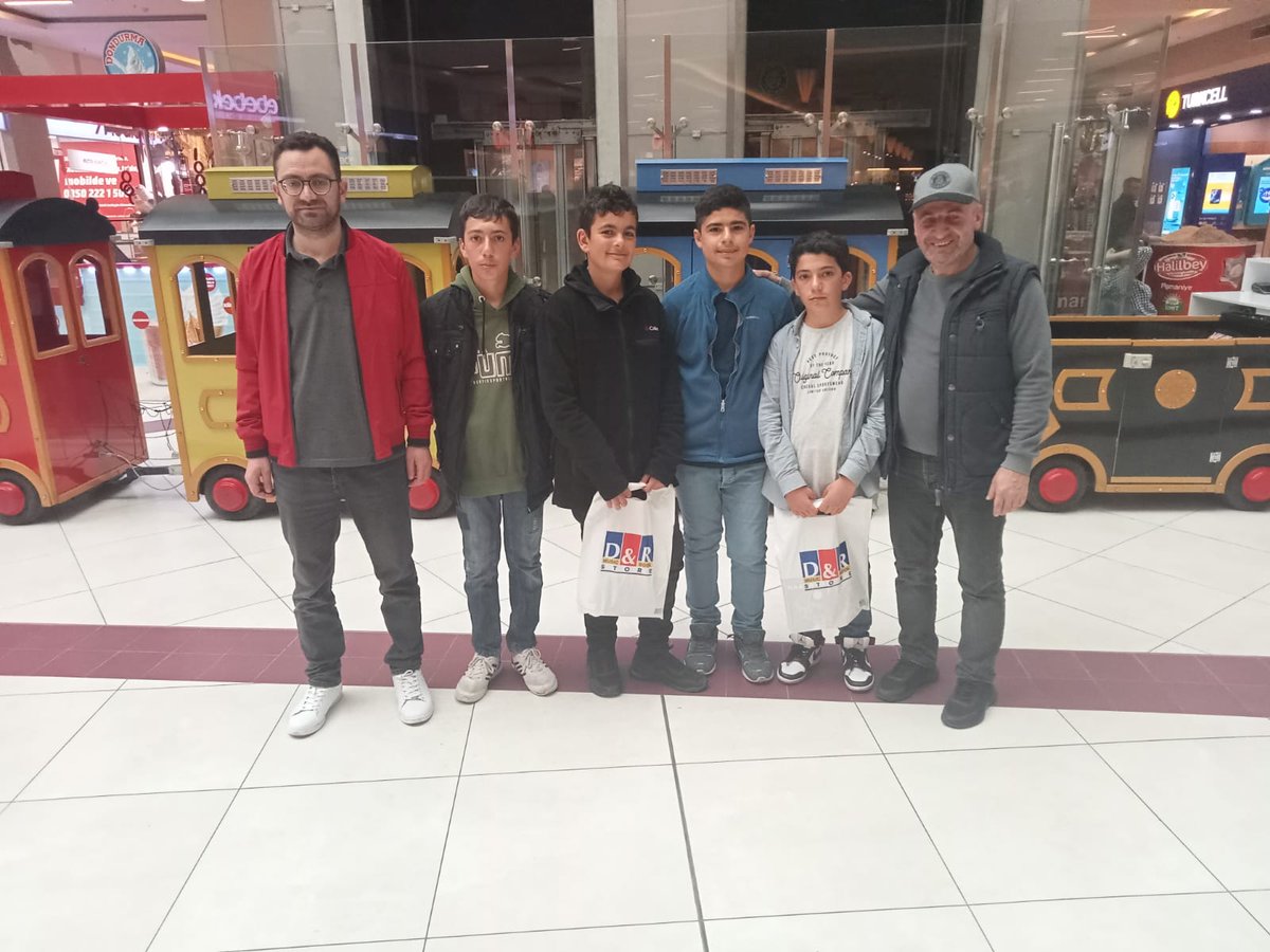 Okulumuzda bulanan depremzede öğrencilerimize Erzurum gezisi düzenledik.
<a href="/karaloglu_murat/">Murat KARALOĞLU</a> 
<a href="/skaygusuz/">Salih Kaygusuz</a> 
<a href="/AGazioglu25/">Abdurrahman GAZİOĞLU</a> 
<a href="/Erzurum_Mem/">Erzurum İl Millî Eğitim Müdürlüğü</a> 
@askalemem