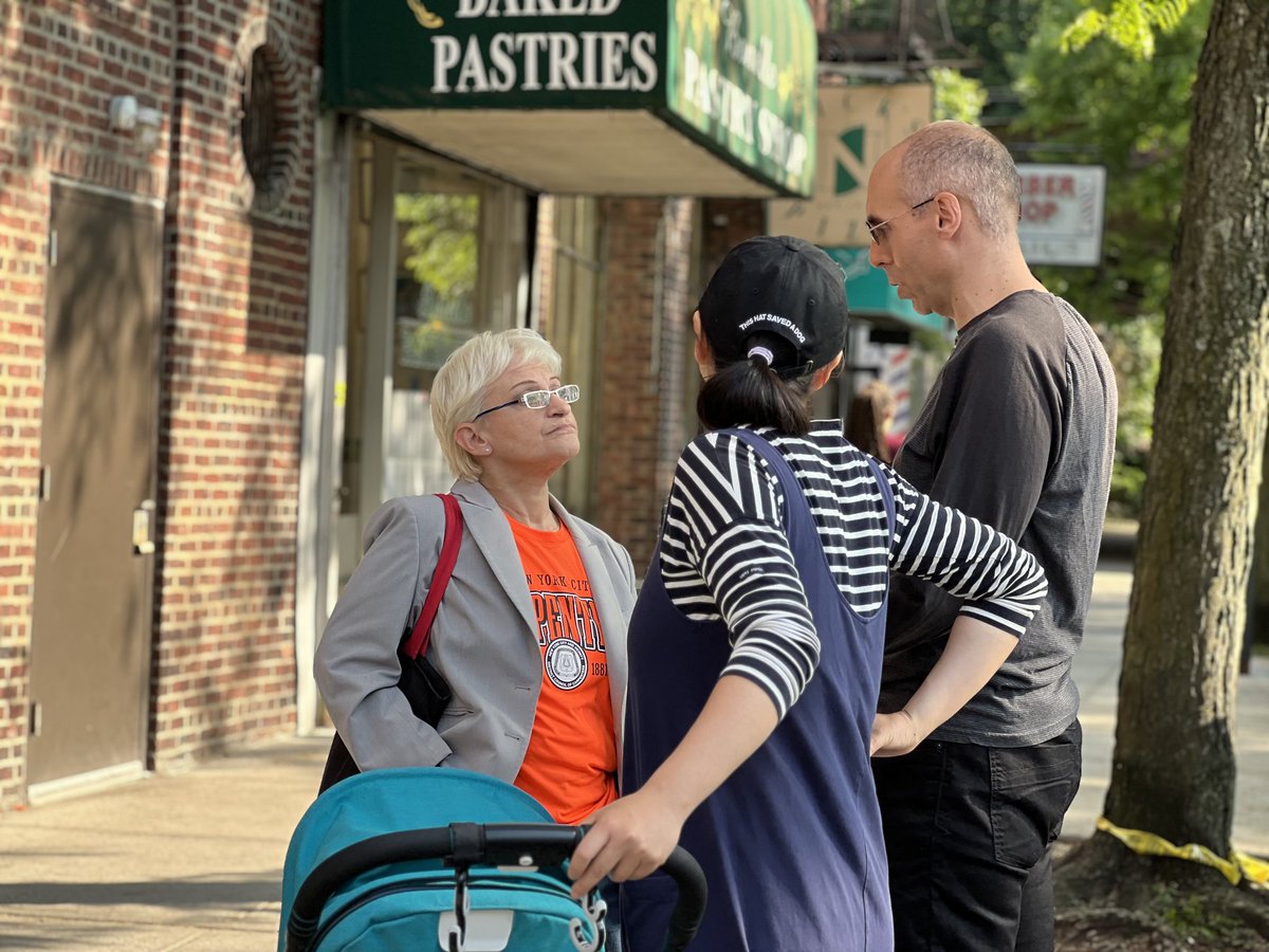 Lynn4NYC's tweet image. Thank you to all the @CarpentersNyc #Unioncarpenters who joined #TeamLynn in District 29 last night to help engage with voters before the June 27 Primary.  Proud to be a #LaborStrong candidate.
