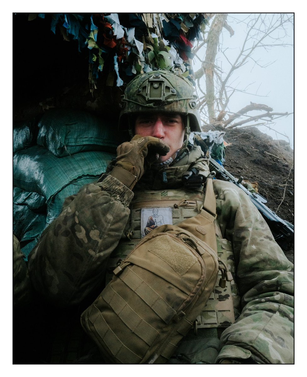 yurasov_vitaliy's tweet photo. Нуль. 

Місце із особливим вайбом, де хлопці тебе зустрічають фразою «їбать, ти чого в синьому броніку приперся, тебе ж першим забаранять, оркам похуй що ти «пресса»; місце де сигарети та одноразки куряться невпинно, розмови стають задушевними вже через 5 хвилин після знайомства, бо коли над вами літає підарський дрон і ви никаєтесь від нього в одній норі 3х2 метри вчотирьох - довіра якось виникає сама собою. 
Місце де «бро, там он перед СПшкою «альоша» лежить, він ще не весь витік, може тобі буде цікаво сфоткати, вилазь ми прикриємо». Ну я й поліз. Бо коли браунінг .50 прикриває, якось воно спокійніше на душі стає. За 30 секунд тому альоші таких портретів наклацав, шо й показати вам не можу бо забанять. 
Через хвилину поруч просвистіла куля і пацаняче «о, із СВД уїбали, Веталь пиздуй в нору». 

Відчуваєш себе живим як ніколи. 

Посидіти із хлопцями в 65м від чортів також добре впливає на розуміння «соціально-політичного контексту». Краще розумієш що таке війна. Не до кінця мабуть, але краще точно. 

Не так потім хочеться постити свої вечірки в Києві в сторіс, не впадлу стає робити репости зборів для кентів. Рекомендую, приїжджайте. 

Окремо дякую Баску, що не дав мені там забаранитись і всім хлопцям за задушевні діалоги. Дякую Фока за можливість бути там. 

P.S. Піхота це розйоб. Це ті тіпи на яких тримається дуже багато. Цінуйте їх. Цінуйте кожного хто в окопі, поки ми - ні. 

#documentary #3ошбр #warphotography