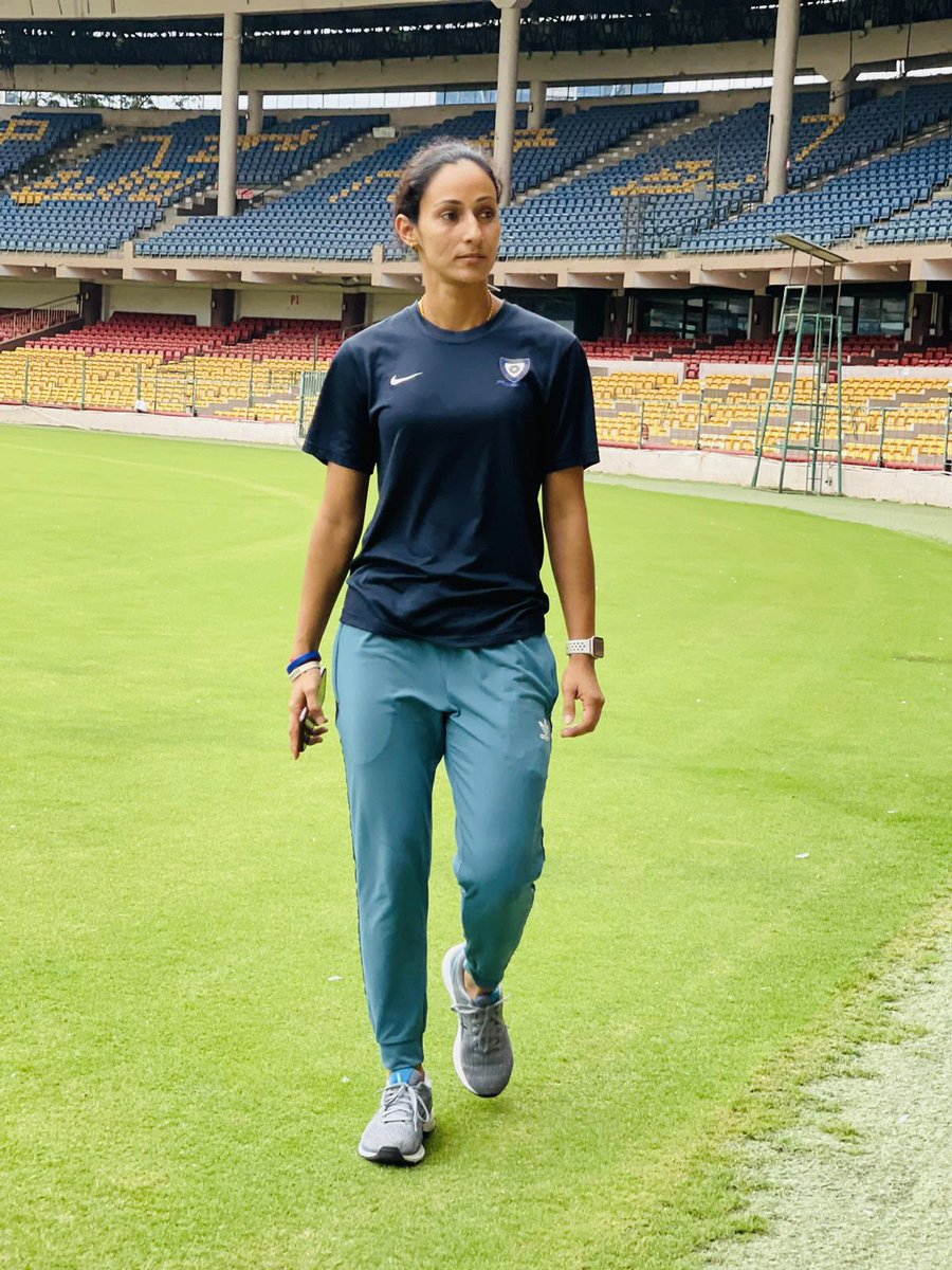 उस उड़ान से काफ़ी उम्मीद है मुझे, 
जो मेरी ख़ुद की होगी👍🏽

#believe #confidence #positivity