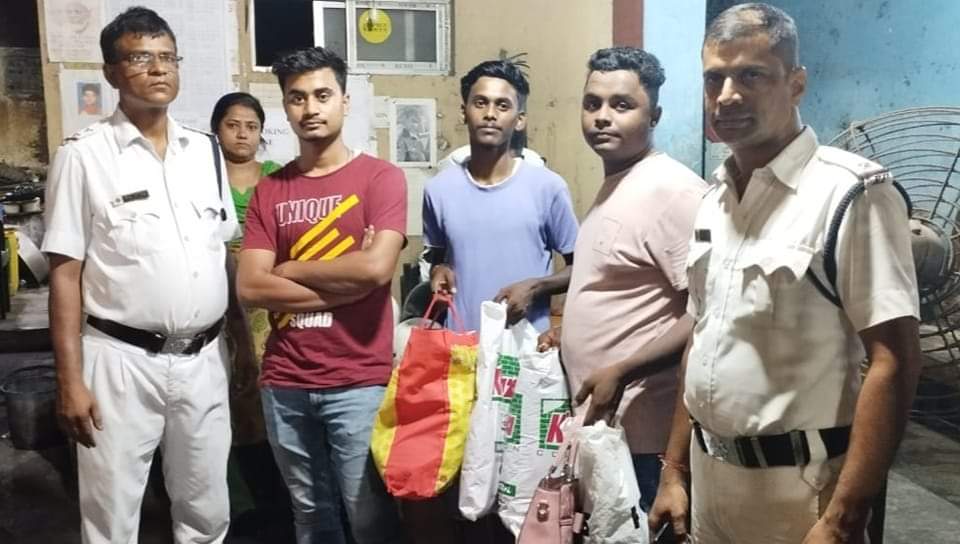 Yesterday, while coming back home, a newly married couple inadvertently left their ornaments worth Rs 2.5 lakhs in a cab. They reported this to #TangraPS in desperation.

The cab was successfully traced and their belongings were returned within an hour.