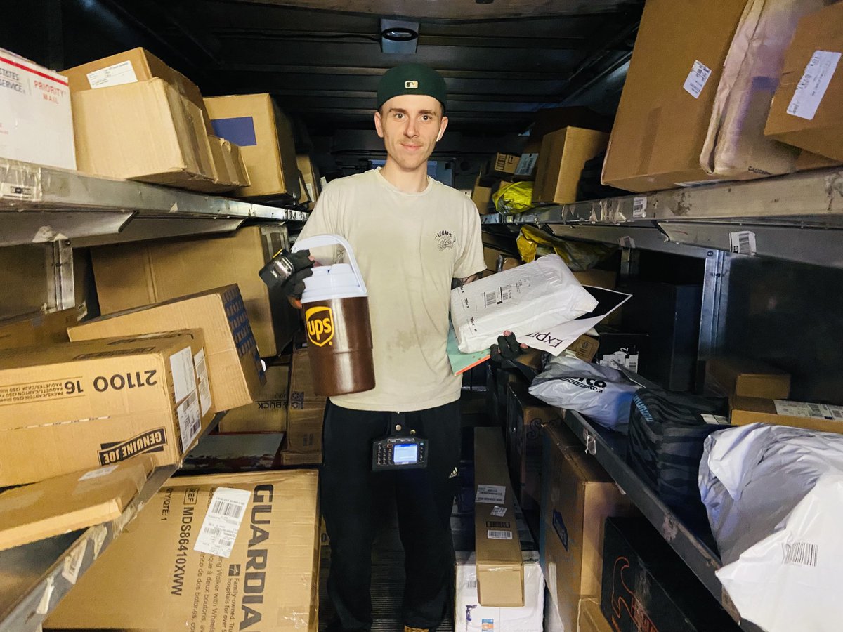 Well a great start of the wk! “0” Misloads Teal Belt, UPSers Outbound employee Riley Thwaites reppin’ 💯👍🏾 ⁦w/ a great raffled 🎁 “STAY HYDRATED!” ⁦⁦@Upsjosephgill⁩ @jessica44045155 
FT/Sup - Media : Collen Nelson