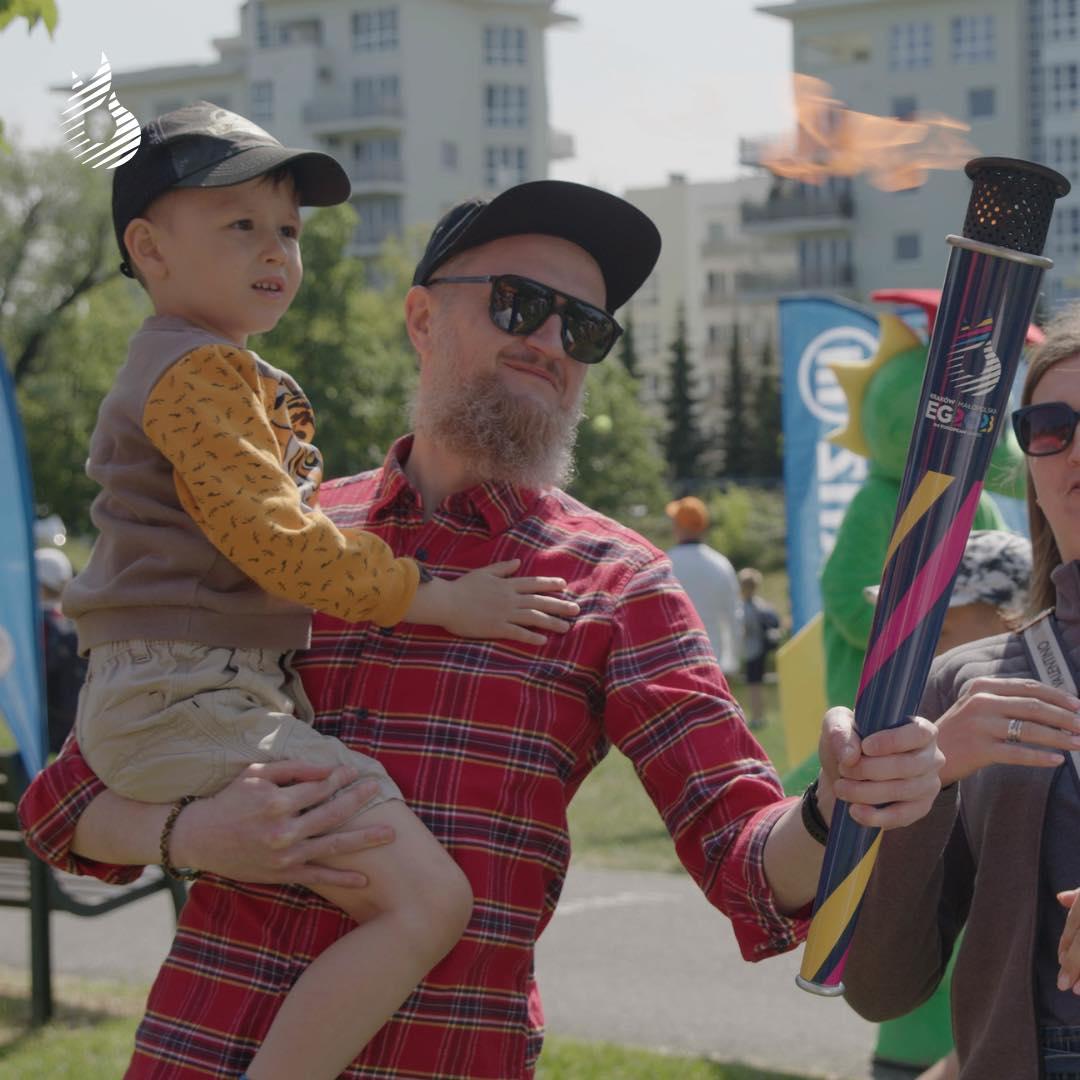 Can you see the delight in his eyes? 😍 Only the Falem of Peace makes such an impression 😉

Our torch returned to Warsaw on the occasion of the Olympic Picnic.

#EuropeanGames2023 #EG2023 #WeAreUnity @PKN_ORLEN