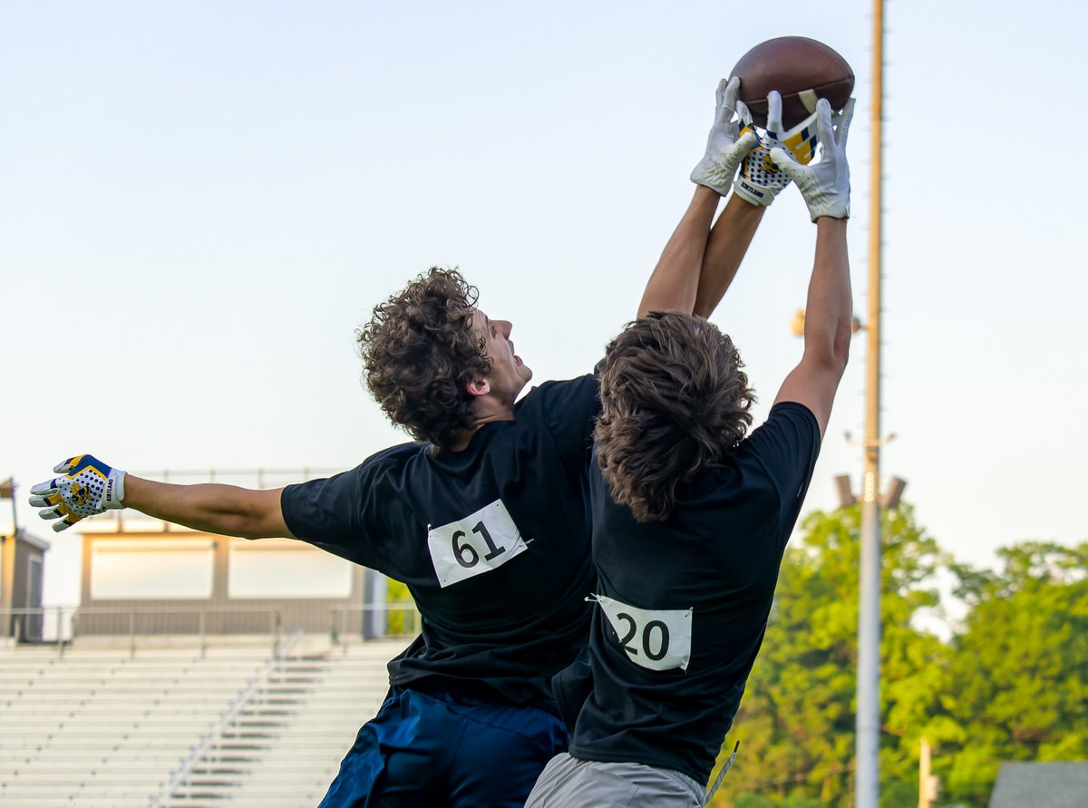 ohiovarsity's tweet photo. Our gloves look great in football combines too! Photo cred Brian Fisher.
#OVGear https://t.co/iCot4GkPOA