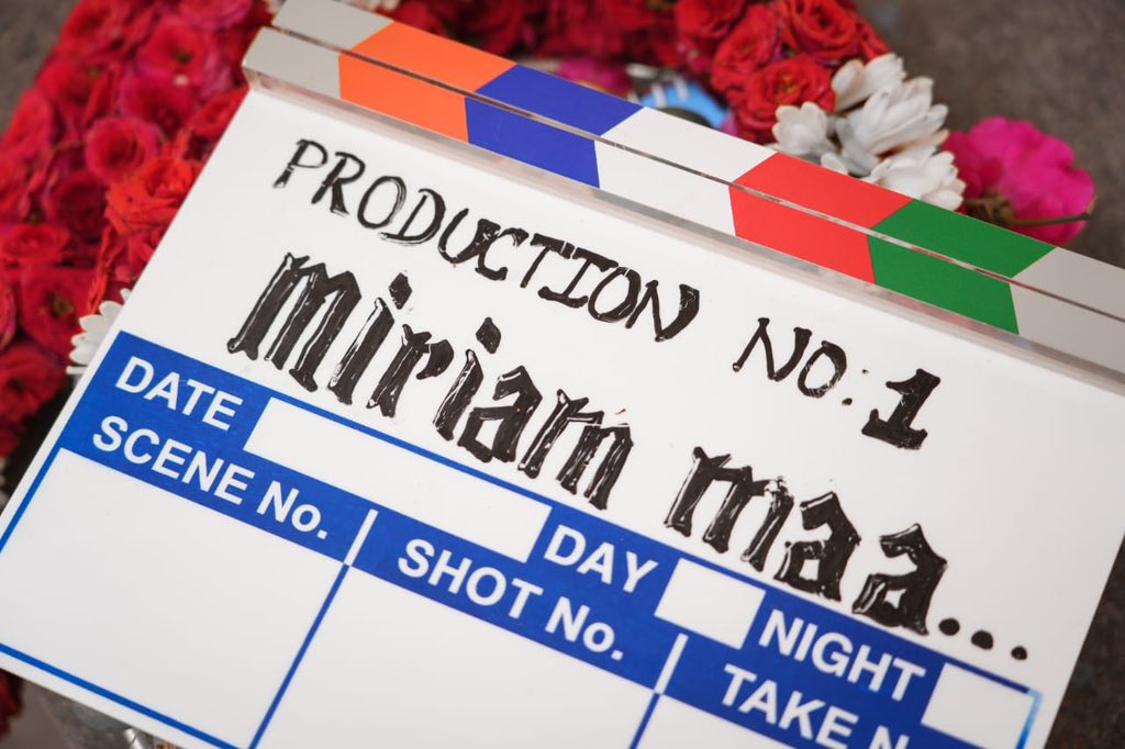 Filmy_Wood's tweet photo. #Miriammaa begins its journey with a divine start! The auspicious movie pooja took place today 💫
Starring the Evergreen actress #Rekha
Directed by #MalathyNarayan
#ProductionNo1 #72Films
@ezhildurai
@AshiqVJash
#AnithaSampath
#SnehaKumar
@Ranjithvirat03
@ProSrivenkatesh https://t.co/avPdqi6qsh