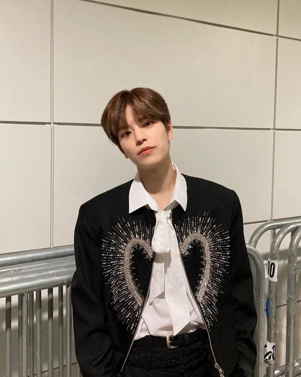 axinosiin's tweet photo. #CLTGrad_Day  —  สำหรับวันนี้ผมอยากจะขอโทษทุกคนที่หล่อเกินหน้าเกินตาไปมากจริงๆนะครับ แต่ให้ทำไงได้ ก็คนมันหล่อ https://t.co/fiSNJG1y6M
