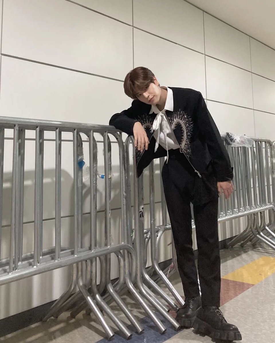 axinosiin's tweet photo. #CLTGrad_Day  —  สำหรับวันนี้ผมอยากจะขอโทษทุกคนที่หล่อเกินหน้าเกินตาไปมากจริงๆนะครับ แต่ให้ทำไงได้ ก็คนมันหล่อ https://t.co/fiSNJG1y6M