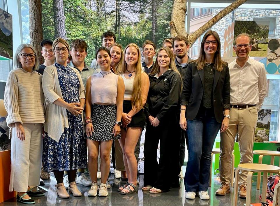 VMPC_Andorra's tweet photo. Per tercer any consecutiu, hem rebut la visita dels estudiants de College of the Rockies (Canadà) com a part del curs “Introducció a la Sostenibilitat Ambiental”.
Com sempre, un plaer poder donar a conèixer el nostre patrimoni a un grup tan interessant! https://t.co/2v6WcUnHJN