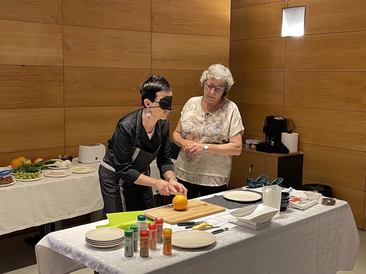 ONCECatalunya's tweet photo. 👩‍🍳 Aquest matí, la @Xef_Ruscalleda ha preparat un esmorzar 🍊, ha parat taula 🍽️ i ha identificat espècies i salses 🧂 completament a les fosques, amb els ulls tapats amb un antifaç , per conèixer, de primera mà, com s'ho fan les persones cegues per cuinar en el seu dia a dia 👩‍🦯 https://t.co/Bl2RqKIiwm