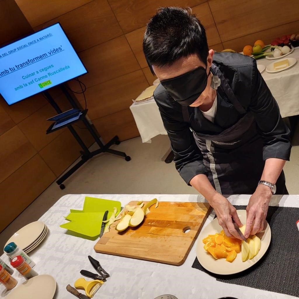 ONCECatalunya's tweet photo. 👩‍🍳 Aquest matí, la @Xef_Ruscalleda ha preparat un esmorzar 🍊, ha parat taula 🍽️ i ha identificat espècies i salses 🧂 completament a les fosques, amb els ulls tapats amb un antifaç , per conèixer, de primera mà, com s'ho fan les persones cegues per cuinar en el seu dia a dia 👩‍🦯 https://t.co/Bl2RqKIiwm