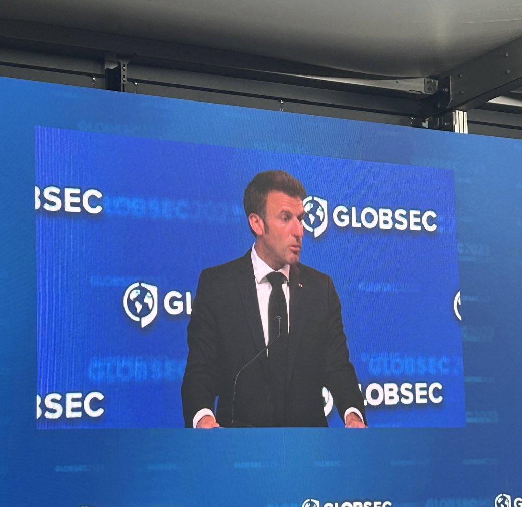 Macron refers to Kissinger article on security guarantees to Ukraine. Says he agrees with him. “Ukraine protects Europe right now”. #GLOBSEC2023