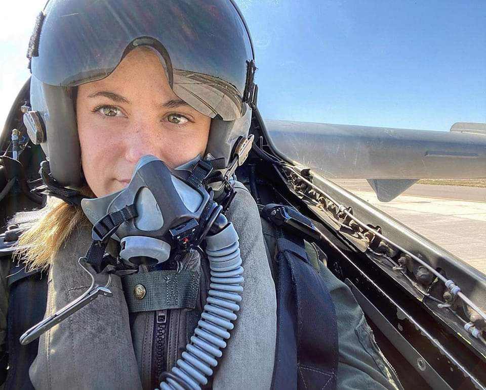 Sandro22Navarro's tweet photo. Tte. Sofía Vier. Primer mujer piloto de combate argentina. Pero claro, nunca saldrá en los medios hegemonícos k porque no es trans, ni pansexual, ni se autopercibe calefón.
Gracias teniente! Por muchas mujeres como ud y con todas las letras. https://t.co/MfypDfNDp6